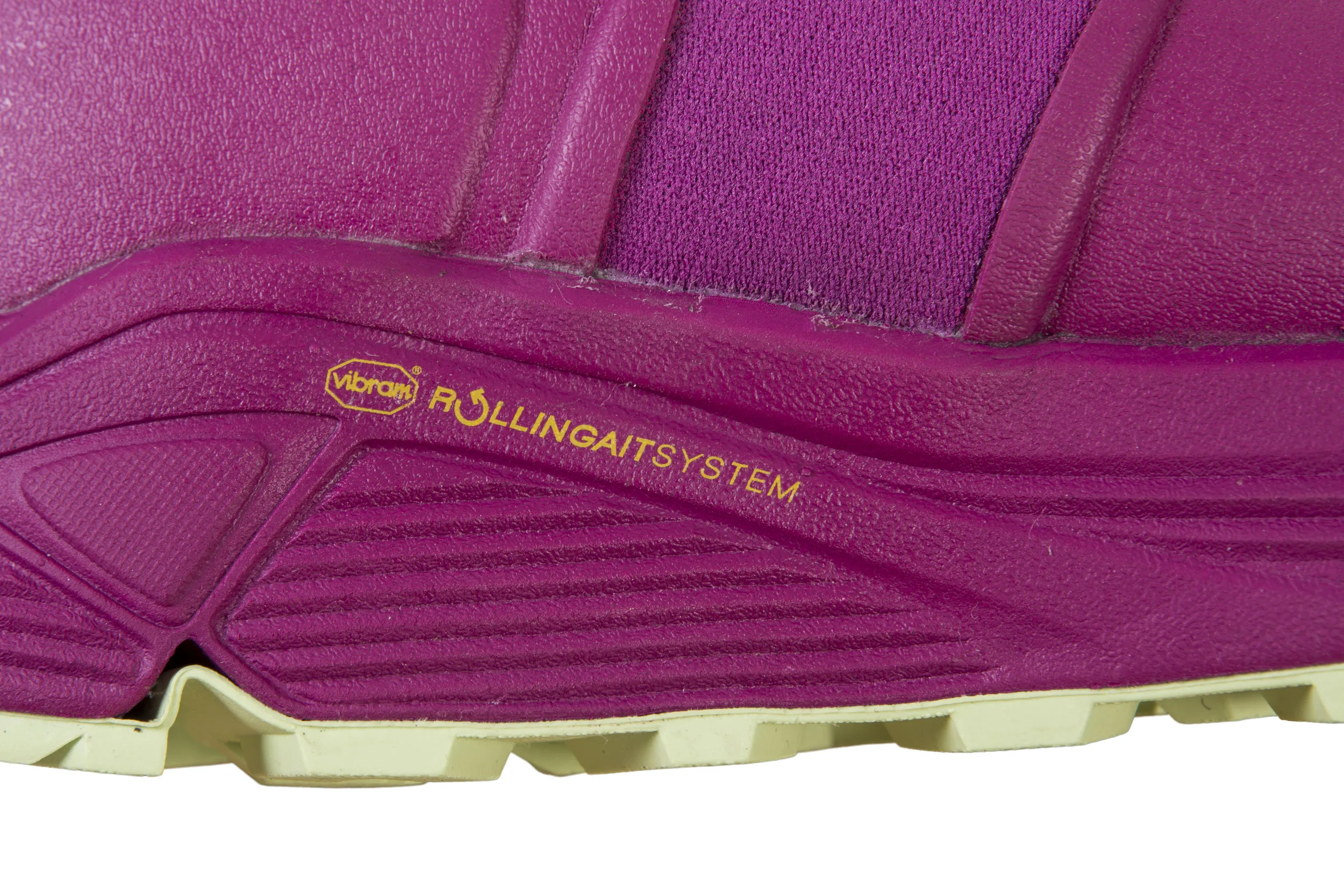 Vibram’s ROLINGAIT system increases the fluidity of motion reducing discomfort in the lower limbs even after hours of use.
